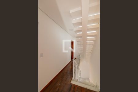 Corredor e Escada de casa à venda com 4 quartos, 182m² em Vila Siria, São Paulo