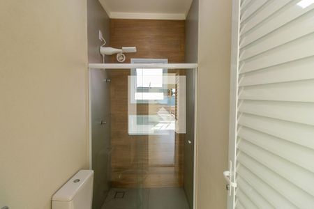 Banheiro de kitnet/studio para alugar com 1 quarto, 28m² em Vila Santo Antônio, Cotia