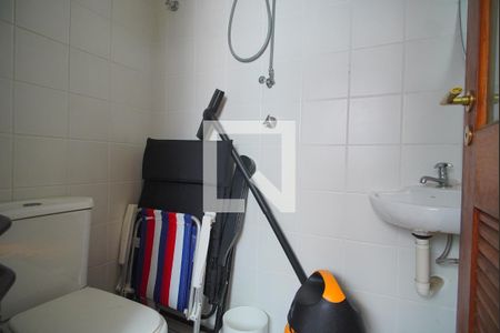 Banheiro de serviço de apartamento à venda com 3 quartos, 164m² em Auxiliadora, Porto Alegre