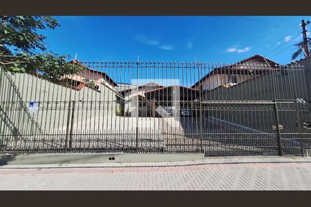 Fachada de casa para alugar com 4 quartos, 315m² em Itapoã, Belo Horizonte