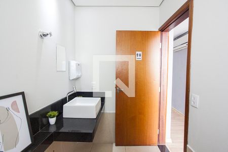 Banheiro Social 1 de casa para alugar com 5 quartos, 155m² em Tabajaras, Uberlândia