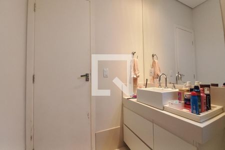 Banheiro da Suíte de casa de condomínio à venda com 4 quartos, 260m² em Swiss Park, Campinas