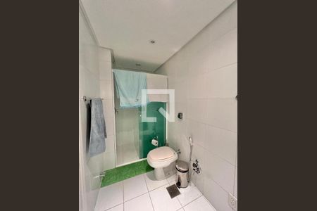 Banheiro de apartamento à venda com 2 quartos, 71m² em Floresta, Porto Alegre