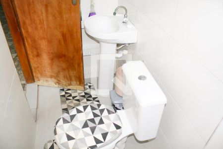 Banheiro de kitnet/studio para alugar com 1 quarto, 33m² em Cidade Ocian, Praia Grande