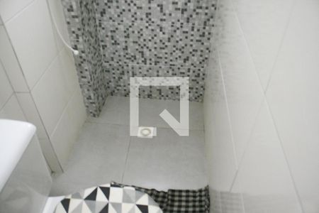 Banheiro de kitnet/studio para alugar com 1 quarto, 33m² em Cidade Ocian, Praia Grande