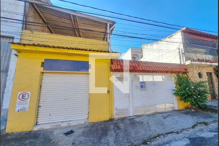 Fachada de casa à venda com 2 quartos, 400m² em Vila Carmosina, São Paulo