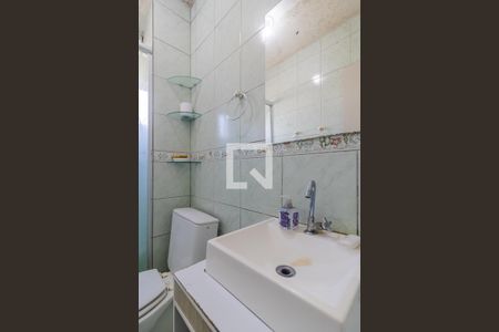 Banheiro de apartamento à venda com 2 quartos, 56m² em Vila Nova, Porto Alegre