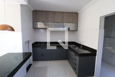 Cozinha de apartamento para alugar com 2 quartos, 68m² em Segismundo Pereira, Uberlândia