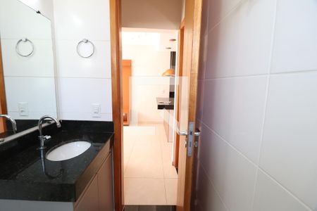 Banheiro Social de apartamento para alugar com 2 quartos, 68m² em Segismundo Pereira, Uberlândia