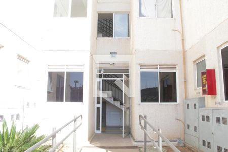 Fachada do bloco de casa de condomínio para alugar com 2 quartos, 43m² em Goiá, Goiânia