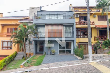 Fachada de casa de condomínio à venda com 3 quartos, 300m² em Vila Nova, Porto Alegre