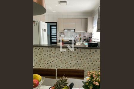 Casa à venda com 4 quartos, 220m² em Vila Constanca, São Paulo