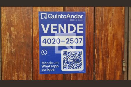 Casa à venda com 315m², 4 quartos e 6 vagasFachada do imóvel com placa QuintoAndar