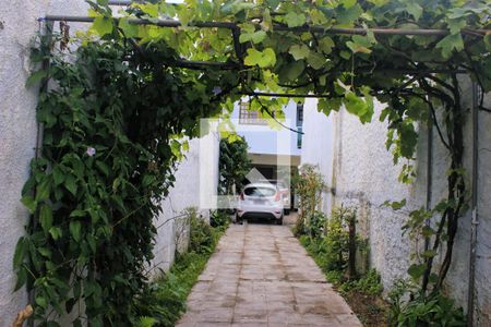 Casa à venda com 315m², 4 quartos e 6 vagasGaragem com árvores frutíferas