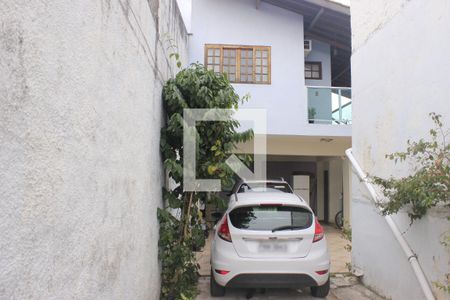 Casa à venda com 315m², 4 quartos e 6 vagasGaragem com árvores frutíferas