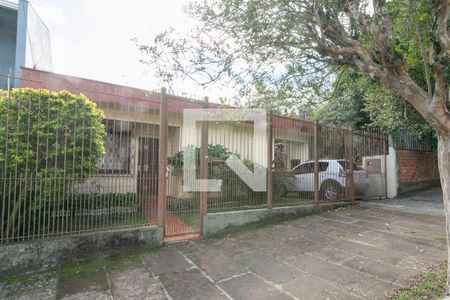 Fachada de casa à venda com 3 quartos, 200m² em Vila Ipiranga, Porto Alegre