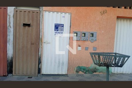 plaquinha instalada de casa à venda com 3 quartos, 360m² em Oitis, Contagem