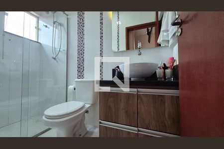 Banheiro da suíte de casa à venda com 3 quartos, 144m² em Jardim Stella, Santo André
