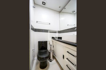 Banheiro de apartamento à venda com 3 quartos, 60m² em Vila Carrão, São Paulo