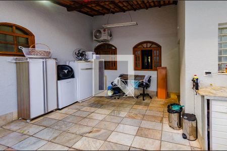 Área externa de casa à venda com 3 quartos, 110m² em Buritis, Belo Horizonte