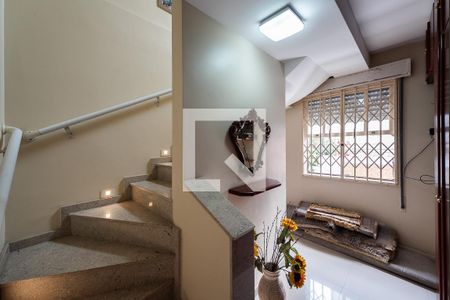 Sala com acesso ao piso superior de casa para alugar com 5 quartos, 500m² em Embaré, Santos