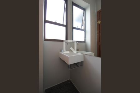 Lavabo de apartamento para alugar com 2 quartos, 70m² em Moema, São Paulo