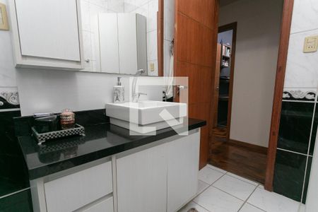 Banheiro de apartamento à venda com 3 quartos, 105m² em Floresta, Porto Alegre