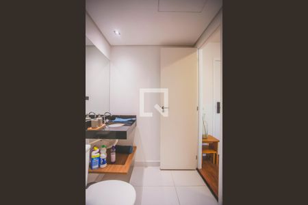 Banheiro de kitnet/studio para alugar com 1 quarto, 23m² em Mirandópolis, São Paulo