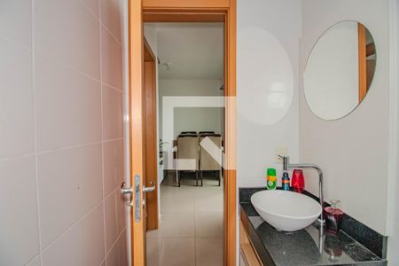 Banheiro de apartamento à venda com 2 quartos, 53m² em São Sebastião, Porto Alegre