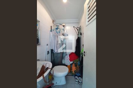 Banheiro de Serviço de apartamento à venda com 3 quartos, 220m² em Cambuí, Campinas