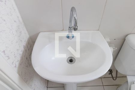 Banheiro de apartamento para alugar com 2 quartos, 51m² em Inhoaíba, Rio de Janeiro