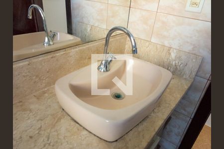 Banheiro de apartamento para alugar com 2 quartos, 60m² em Santo Antônio, Porto Alegre