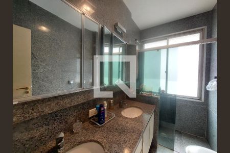 Apartamento à venda com 411m², 4 quartos e 3 vagasBanheiro da Suíte 2