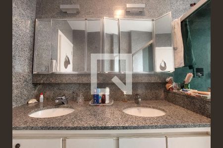 Apartamento à venda com 411m², 4 quartos e 3 vagasBanheiro da Suíte 2