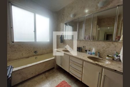 Apartamento à venda com 411m², 4 quartos e 3 vagasBanheiro da Suíte 3