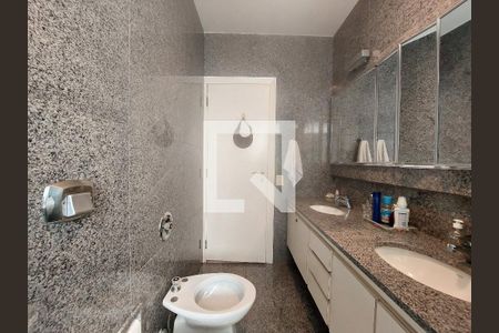 Apartamento à venda com 411m², 4 quartos e 3 vagasBanheiro da Suíte 2