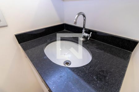 Banheiro de kitnet/studio para alugar com 1 quarto, 27m² em Santa Ifigênia, São Paulo