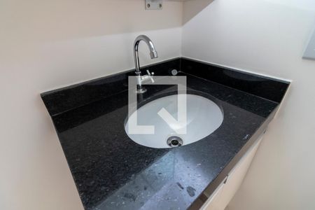 Banheiro de kitnet/studio para alugar com 1 quarto, 22m² em Santa Ifigênia, São Paulo