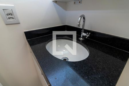 Banheiro de kitnet/studio para alugar com 1 quarto, 27m² em Santa Ifigênia, São Paulo