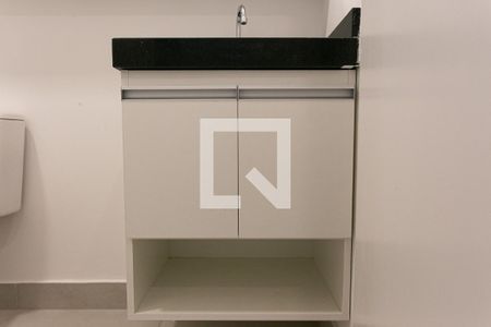 Banheiro de kitnet/studio para alugar com 1 quarto, 21m² em Santa Ifigênia, São Paulo
