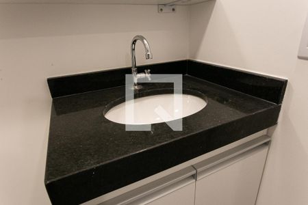 Banheiro de kitnet/studio para alugar com 1 quarto, 21m² em Santa Ifigênia, São Paulo