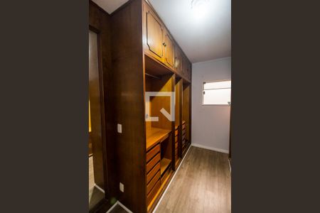 Casa de condomínio para alugar com 470m², 4 quartos e 6 vagasCloset da suíte 1