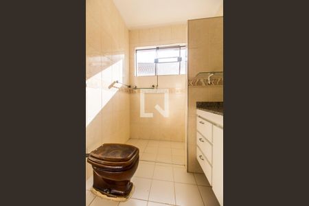 Casa de condomínio para alugar com 470m², 4 quartos e 6 vagasBanheiro