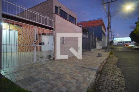 Fachada de casa à venda com 3 quartos, 240m² em Sarandi, Porto Alegre