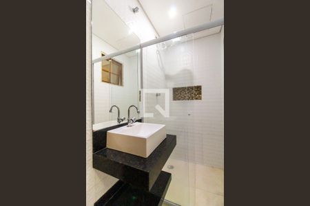 Banheiro de casa de condomínio à venda com 2 quartos, 72m² em Vila Carmosina, São Paulo