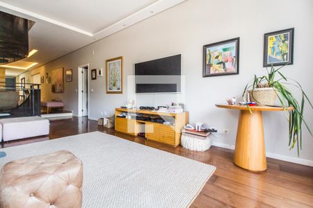Sala de TV de casa de condomínio à venda com 4 quartos, 350m² em Alphaville, Santana de Parnaíba