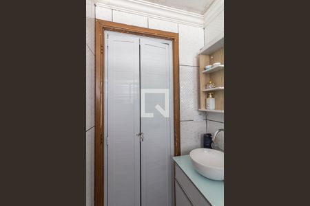 Banheiro de apartamento à venda com 2 quartos, 52m² em Vila Carmosina, São Paulo