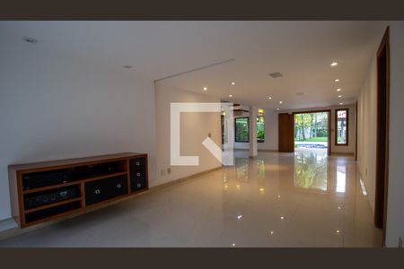 Sala de casa de condomínio à venda com 4 quartos, 350m² em Recreio dos Bandeirantes, Rio de Janeiro