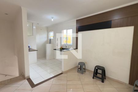 Sala de casa de condomínio para alugar com 2 quartos, 57m² em Nova Mirim, Praia Grande