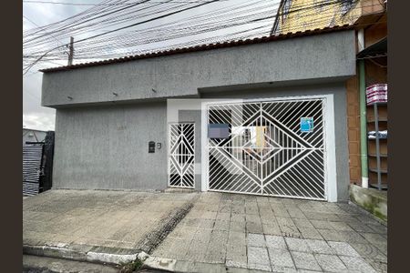 Fachada de casa à venda com 3 quartos, 180m² em Vila Carmosina, São Paulo